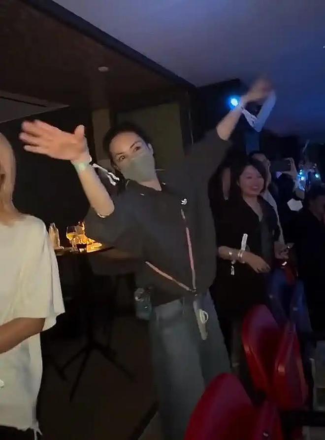 张柏芝现身阿那亚被偶遇,路人视角状态超好,生图曝光不显老(组图) - 11