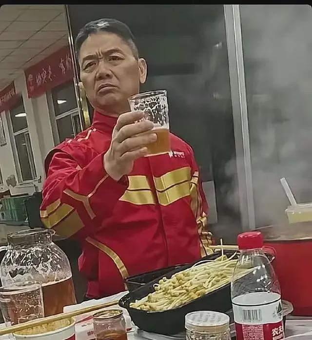 章泽天和刘强东欧洲被偶遇！牵手散步很恩爱，打扮格格不入被认出（组图） - 11