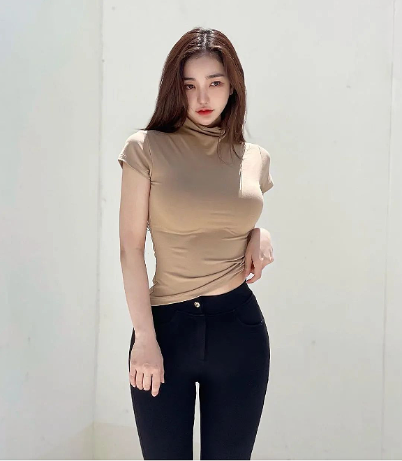 【美女】泳池惊现“S级蚂蚁腰”女神,身材直击小心脏,网友:鼻血爆棚(组图) - 1