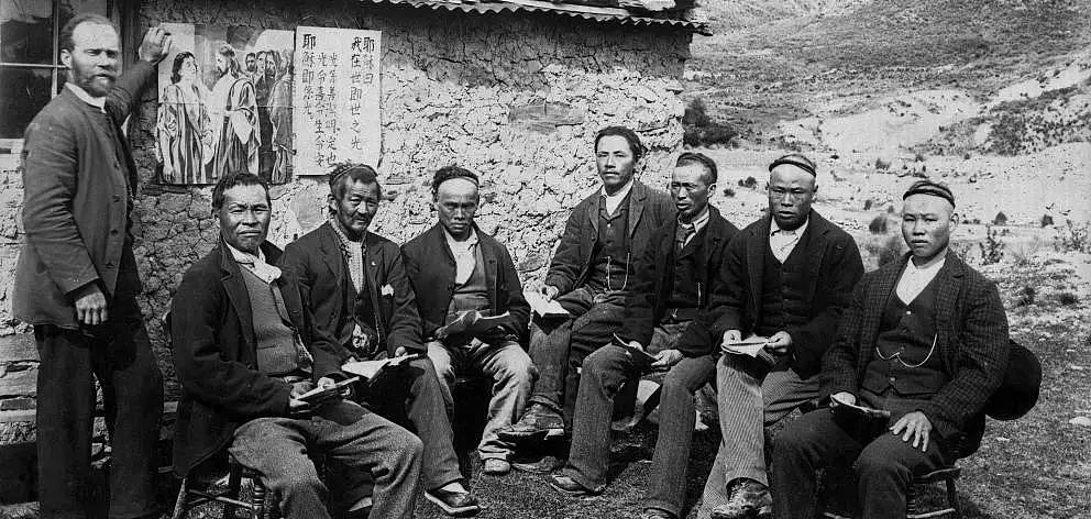 新西兰第6代华人后代回乡祭祖,“根本不像中国人!”很多人围观……(组图) - 14
