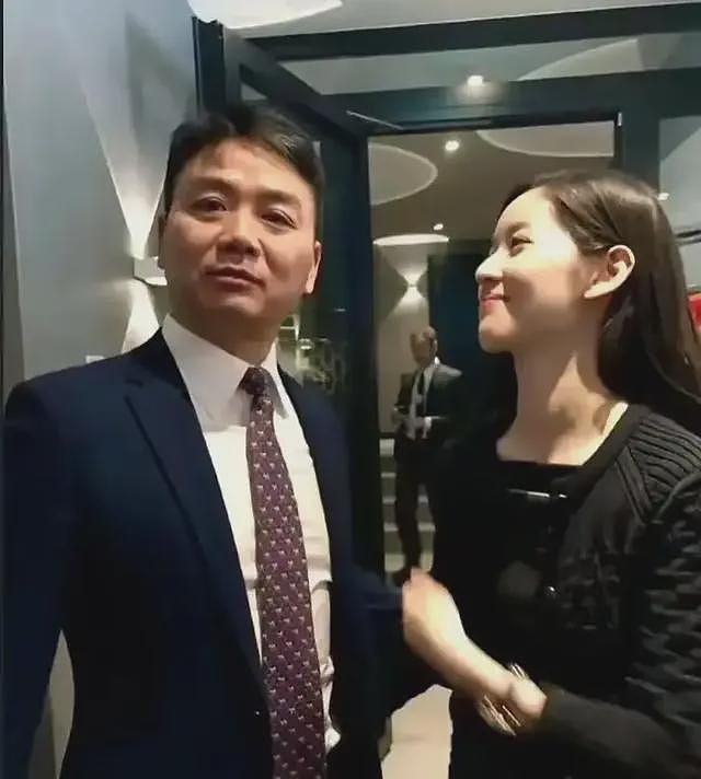 章泽天和刘强东欧洲被偶遇！牵手散步很恩爱，打扮格格不入被认出（组图） - 6