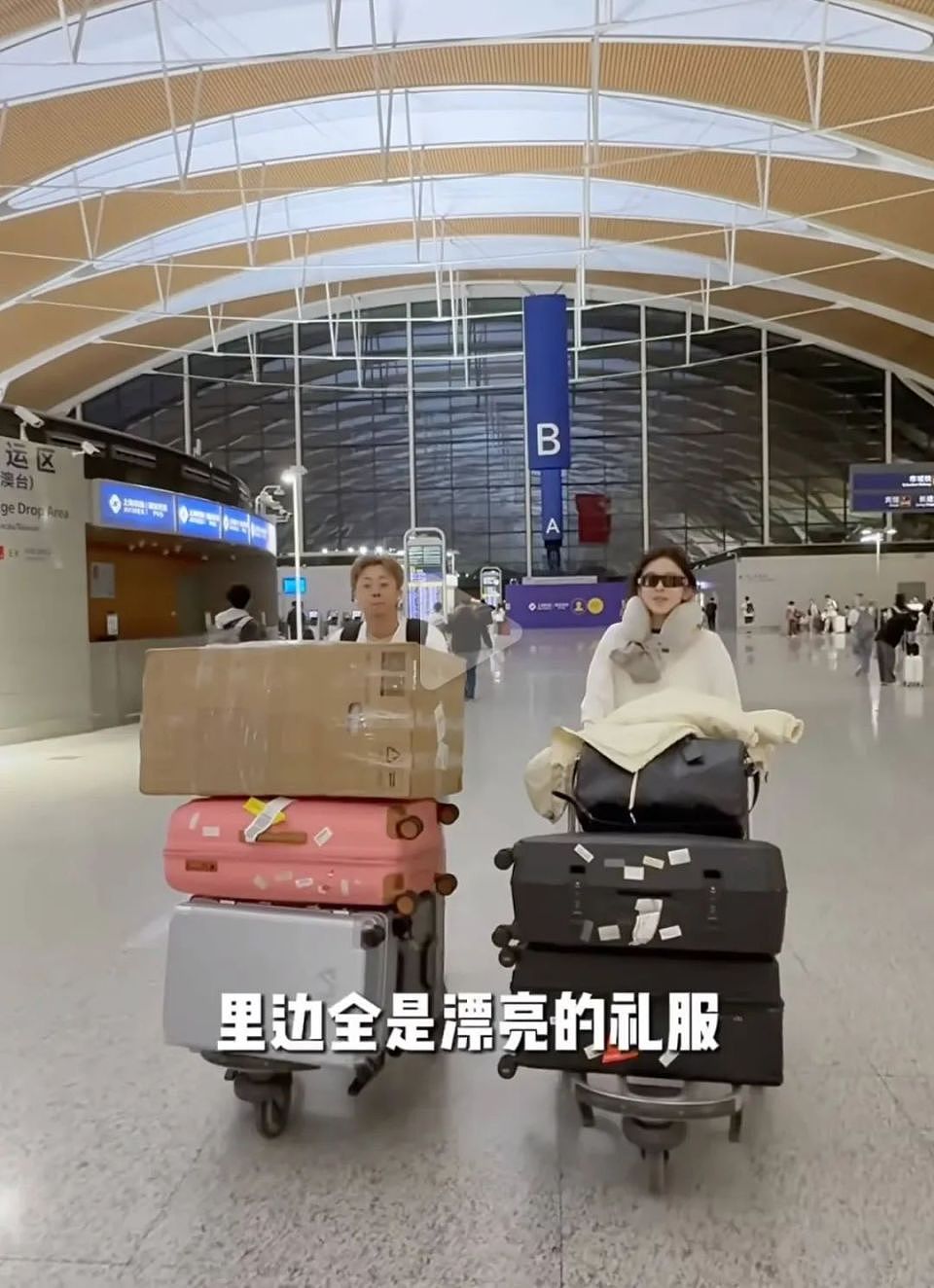 赵樱子戛纳红毯又求助又穿镂空裙,还赖在红毯不走,引发网友群嘲(组图) - 5