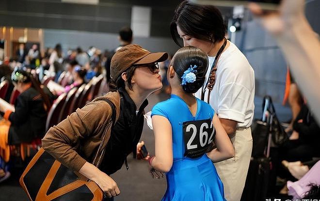 孙俪女儿英国拉丁舞夺冠,男老师强吻上热搜(组图) - 16