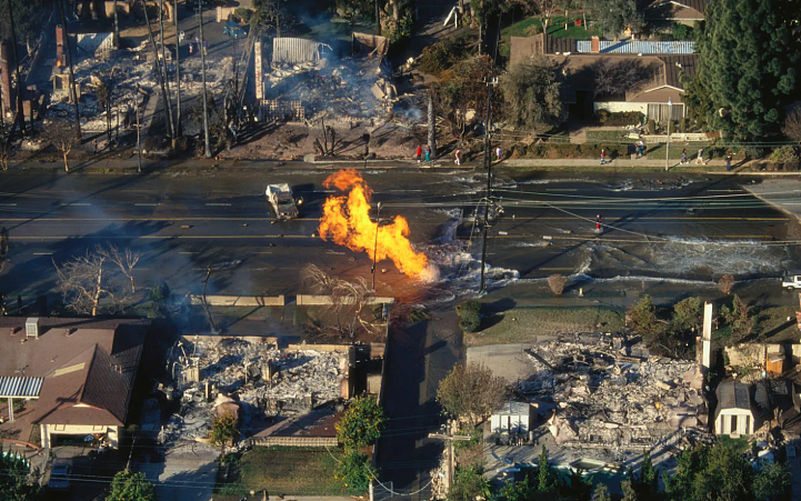 西海岸地震 大地被撕裂！ 6级强震拉响海啸警报 ，万人紧急疏散， 地面裂开巨缝（组图） - 4