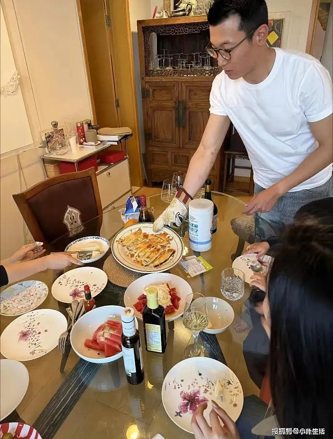 朱珠家里请客吃生牛肉鱼子酱，厨房又小又乱（组图） - 2