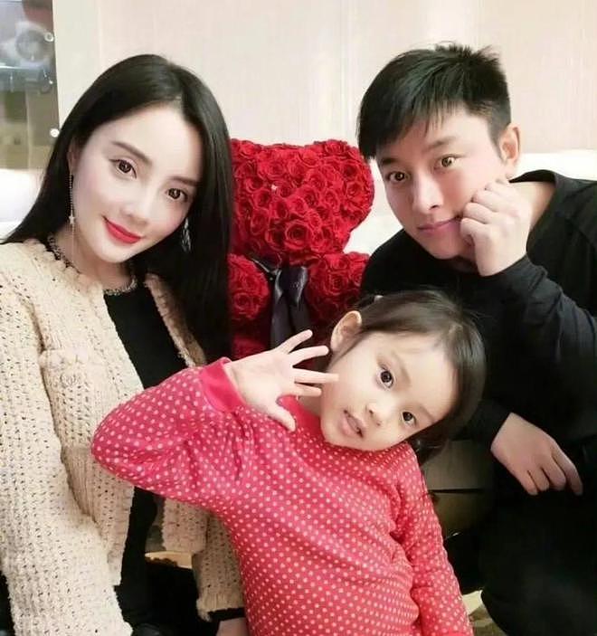 李小璐女儿心态又出问题,频繁晒童年片段,父母离婚对她影响大(组图) - 11