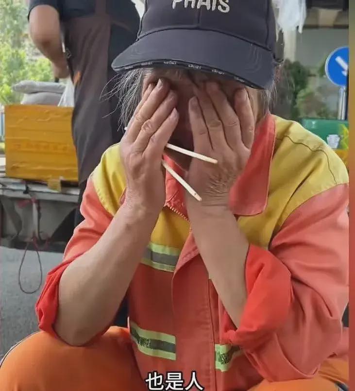 月工资1400!63岁女环卫工泪崩了:过年都得干,下辈子不做人了(视频/组图) - 4
