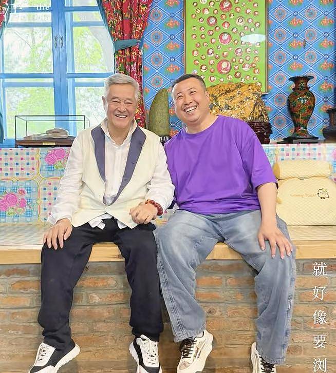 67岁赵本山在辽宁！豪宅内景曝光，珍藏品摆一排，窗帘很喜庆（组图） - 6