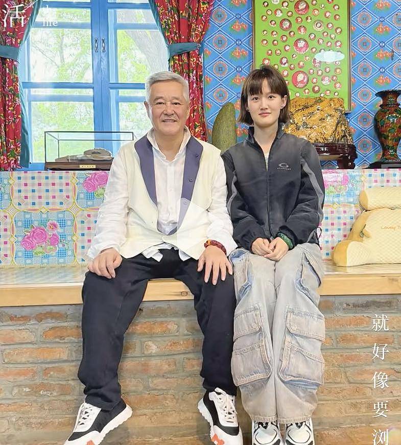 67岁赵本山在辽宁！豪宅内景曝光，珍藏品摆一排，窗帘很喜庆（组图） - 7