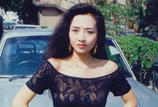 59岁叶子楣参加朋友生日宴,穿着暴露扮嫩装少女,脸看起来好假(组图) - 6