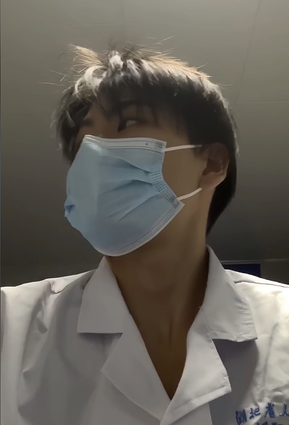【帅哥】20岁武汉健身博主，打针小护士爆改双开门宽肩薄肌，这子弹肌在阳光下炸裂开来（组图） - 1