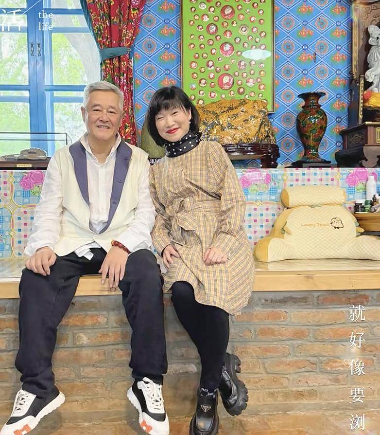 67岁赵本山在辽宁！豪宅内景曝光，珍藏品摆一排，窗帘很喜庆（组图） - 4