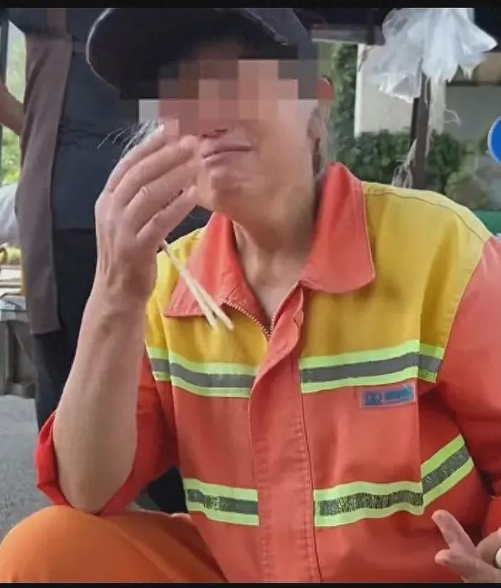 月工资1400!63岁女环卫工泪崩了:过年都得干,下辈子不做人了(视频/组图) - 1