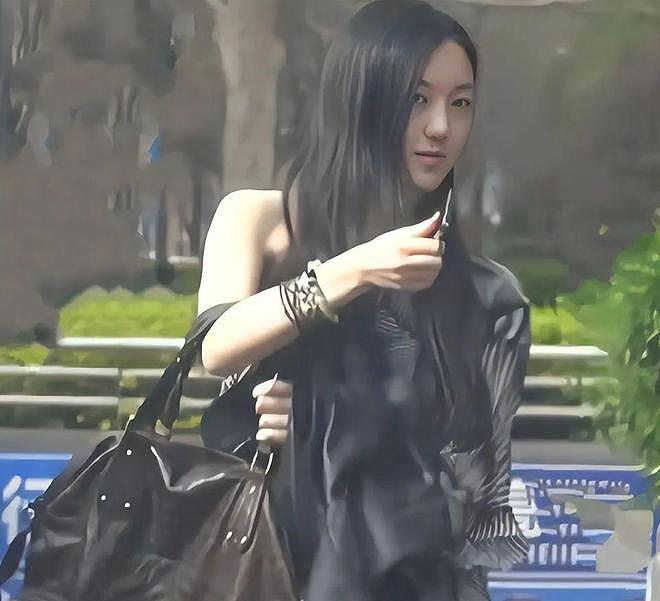 王菲女儿李嫣近照曝光,身材火辣兔唇消失,美到发光气质高冷像妈妈(组图) - 2