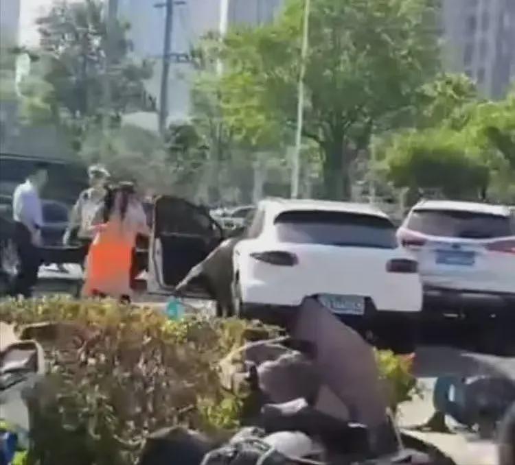 保时捷撞人致1死2伤后续:跨过死者淡定下车,身份成疑,官方通报(组图) - 12