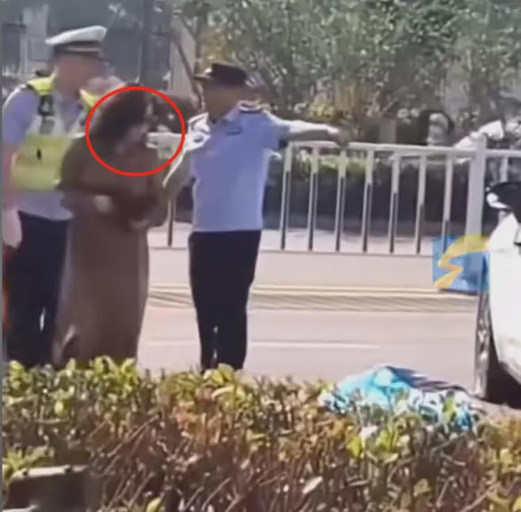 保时捷撞人致1死2伤后续:跨过死者淡定下车,身份成疑,官方通报(组图) - 13