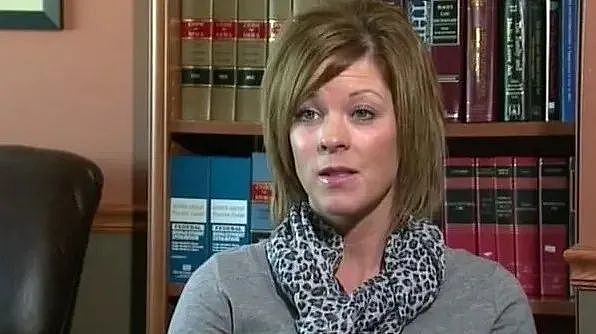 模范女员工被解雇，老板荒谬理由：你太美，我会出轨？她告上法庭，没想到…（组图） - 1