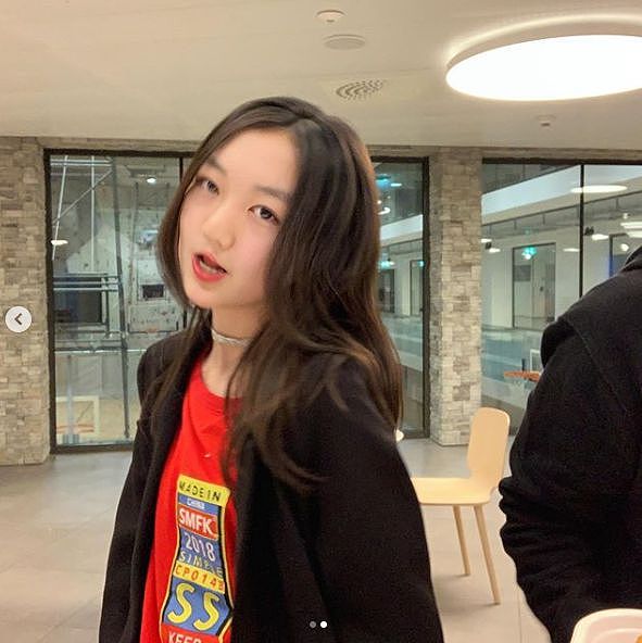 王菲女儿李嫣近照曝光,身材火辣兔唇消失,美到发光气质高冷像妈妈(组图) - 1