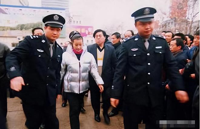 真是笑话!刘晓庆再陷“税务门”?爆料这个还不如说她的恋情呢(组图) - 7