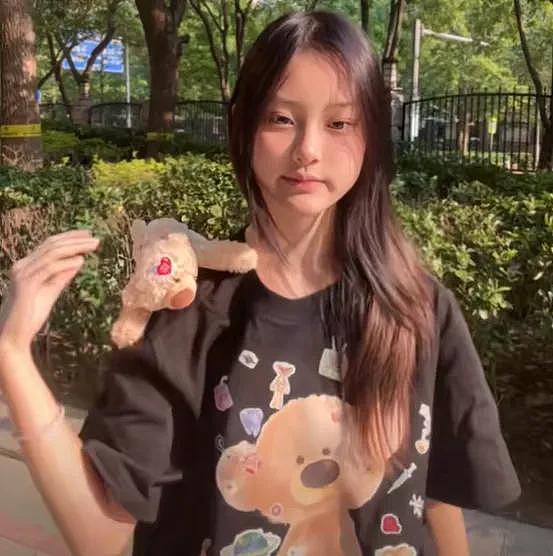 李小璐女儿心态又出问题,频繁晒童年片段,父母离婚对她影响大(组图) - 1