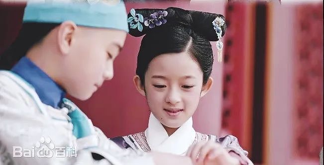 曾饰演“小楚乔”和“小如懿”，女演员黄杨钿甜戴230万耳环引热议，其父为公务员？知情人回应（组图） - 2