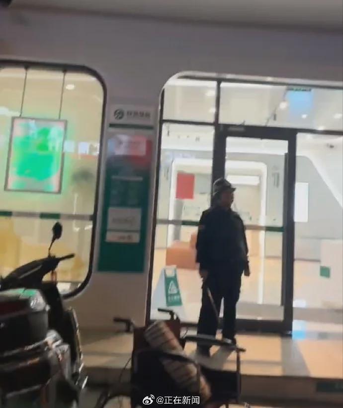 重病老人被要求到场取钱死在银行，律师解读（组图） - 1