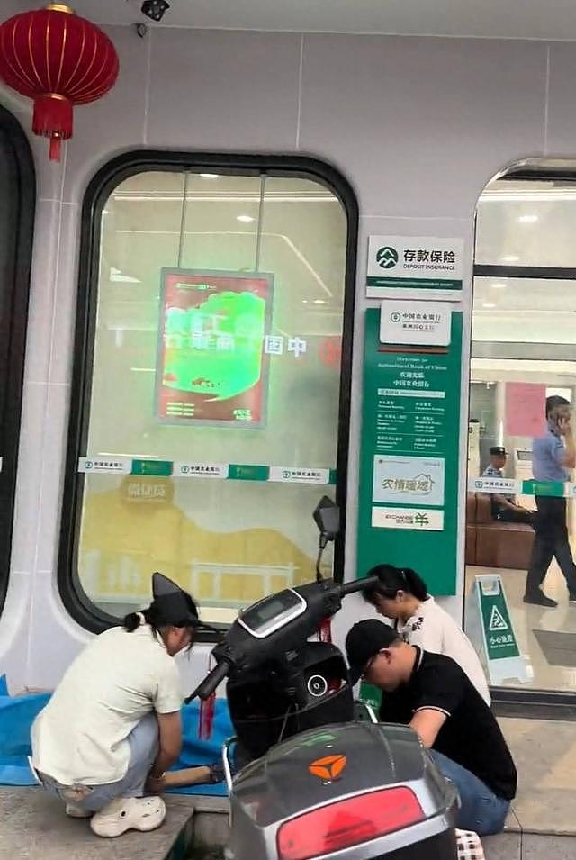 农行最新回应：客户拒绝带老人回家休息！62岁病危老人在银行离世，家属：工作人员坚持要本人来（组图） - 5