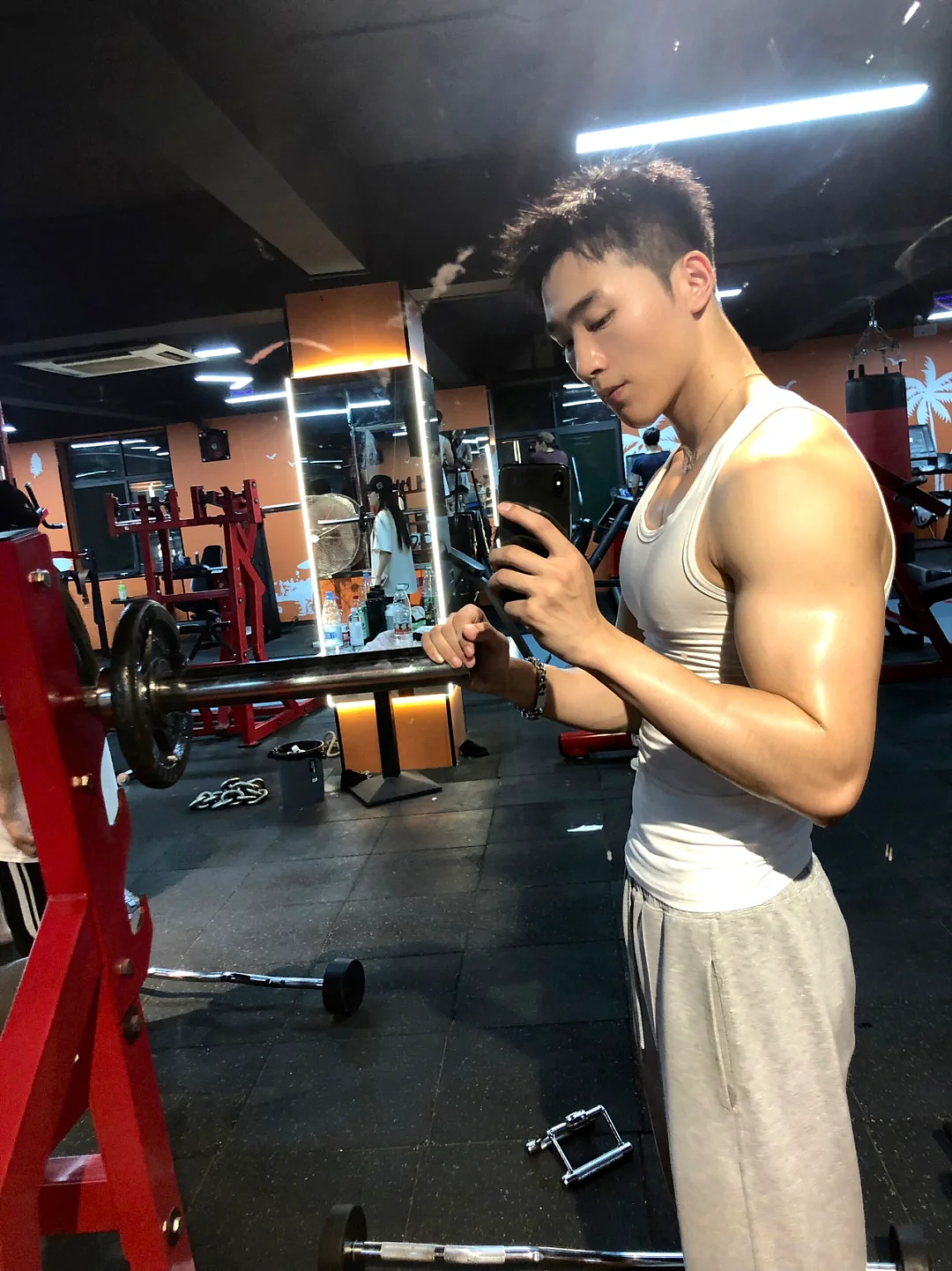【帅哥】26岁合肥健身博主，饱满腹肌背阔肌大长腿，这手臂在镜头下爆炸拉伸感（组图） - 15
