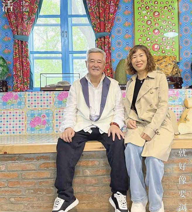 67岁赵本山在辽宁！豪宅内景曝光，珍藏品摆一排，窗帘很喜庆（组图） - 3