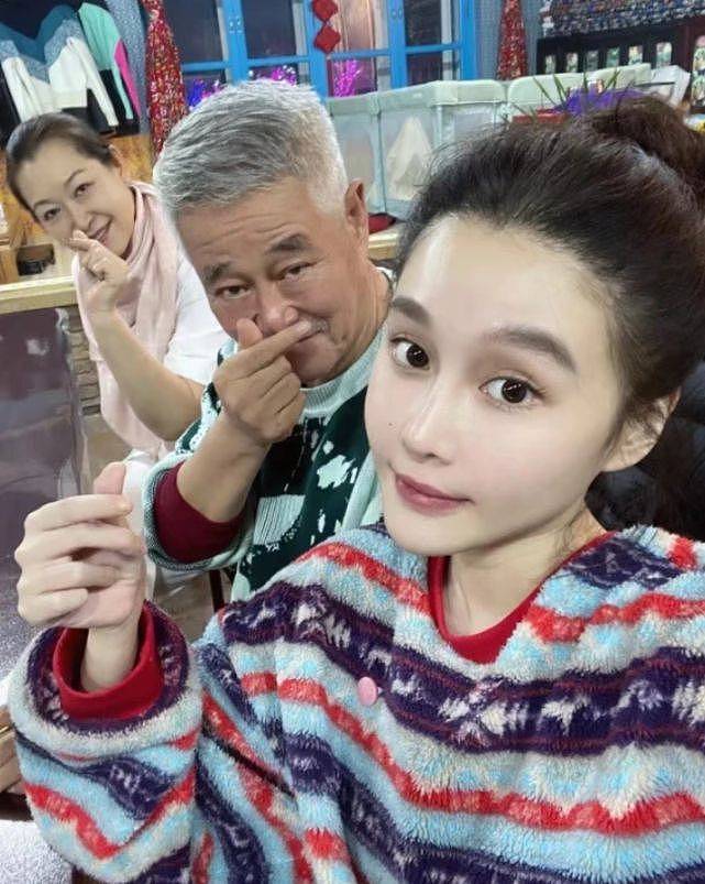 67岁赵本山在辽宁！豪宅内景曝光，珍藏品摆一排，窗帘很喜庆（组图） - 9