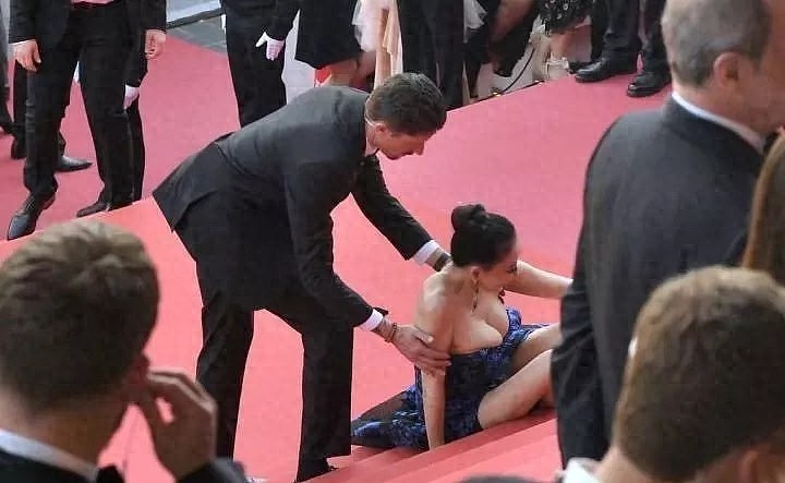 这一夜,女星个个“顶风作案”,戛纳的“禁裸令”,让刘晓庆稳赢(组图) - 1