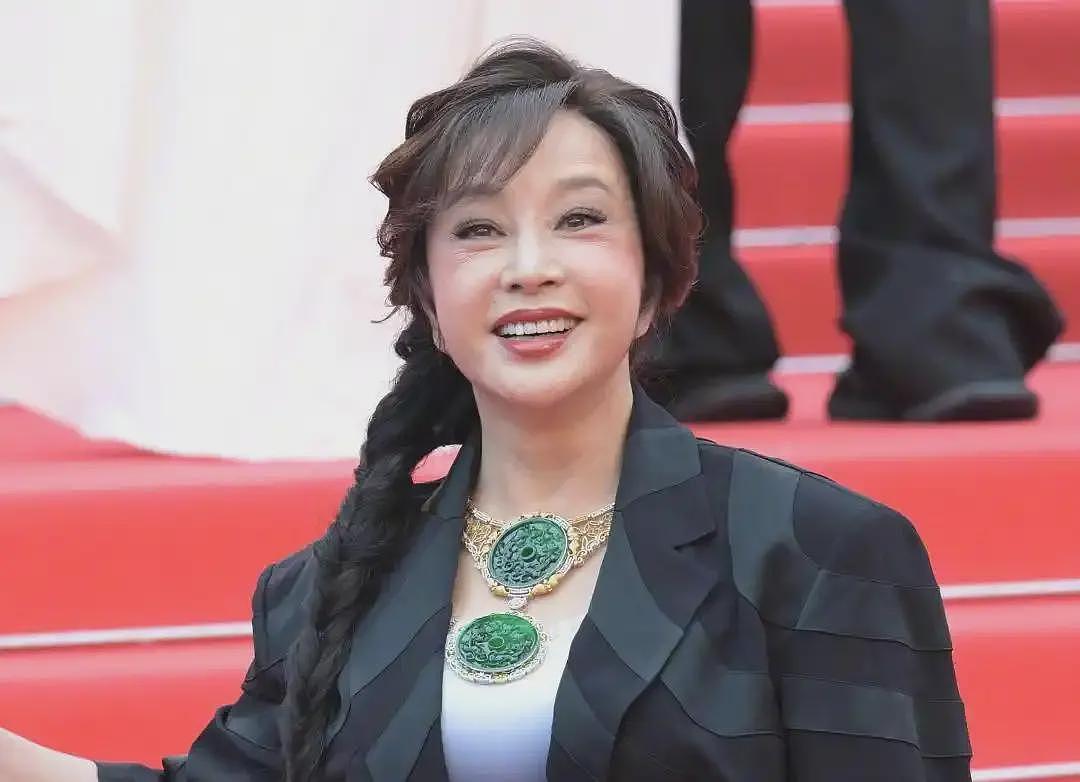 这一夜,女星个个“顶风作案”,戛纳的“禁裸令”,让刘晓庆稳赢(组图) - 17