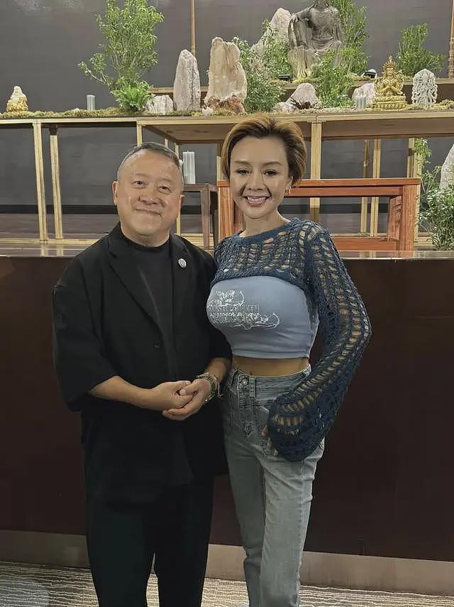 59岁叶子楣参加朋友生日宴,穿着暴露扮嫩装少女,脸看起来好假(组图) - 7