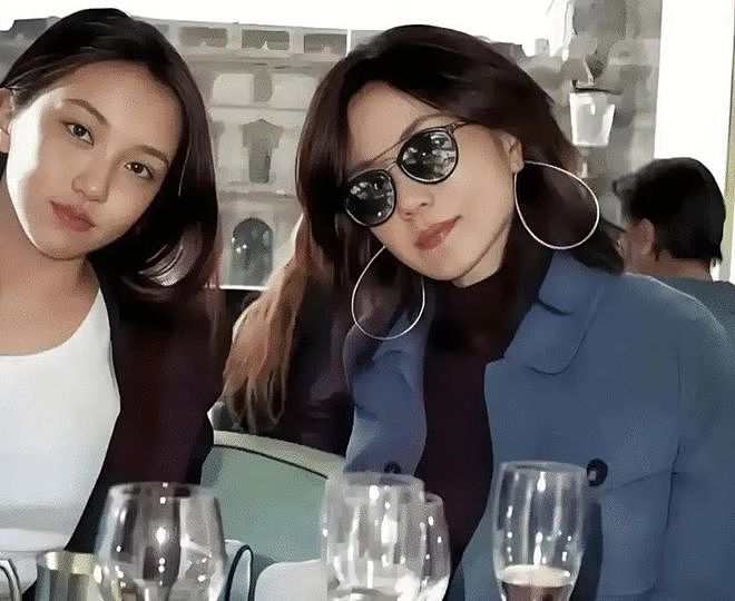 王菲女儿李嫣近照曝光,身材火辣兔唇消失,美到发光气质高冷像妈妈(组图) - 4