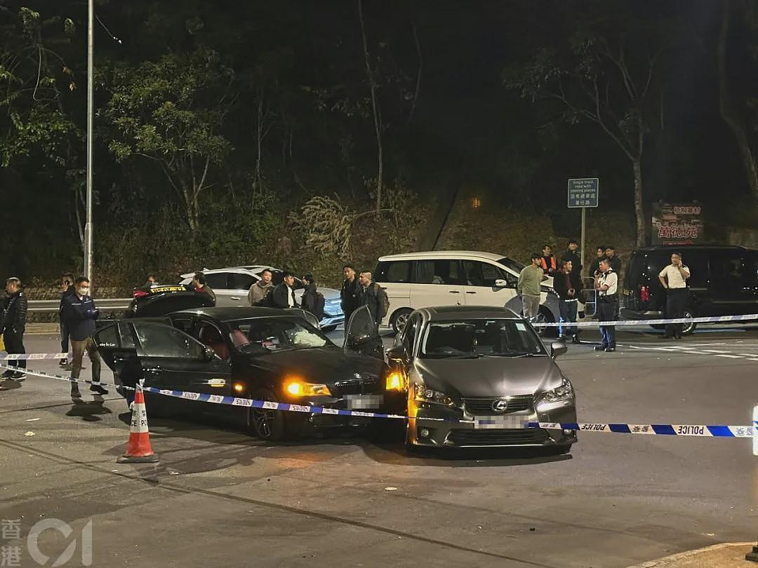 持刀匪徒劫金铺！车祸弃车逃亡如电影情节，港人震惊（组图） - 3