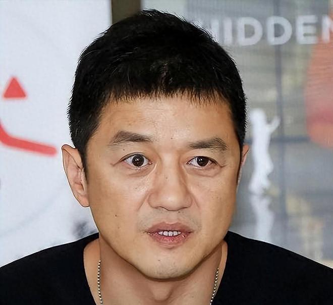 李亚鹏过得真惨，带着3岁女儿搬进老破小，原来李嫣一直靠王菲养（组图） - 1