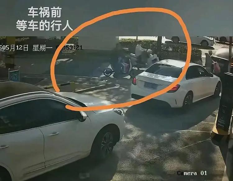 保时捷撞人致1死2伤后续:跨过死者淡定下车,身份成疑,官方通报(组图) - 5