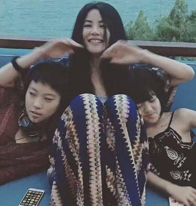 王菲女儿李嫣近照曝光,身材火辣兔唇消失,美到发光气质高冷像妈妈(组图) - 8
