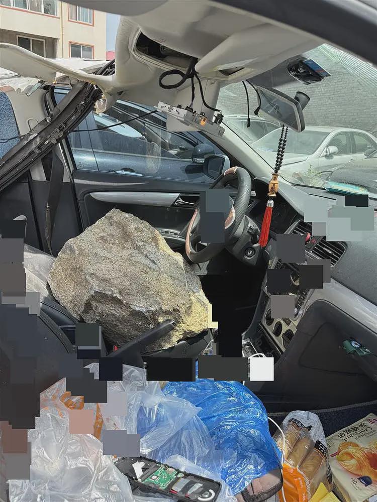 一家四口自驾，车辆被山体落石砸中，36岁父亲当场遇难，当地政府已成立工作专班（视频/组图） - 1