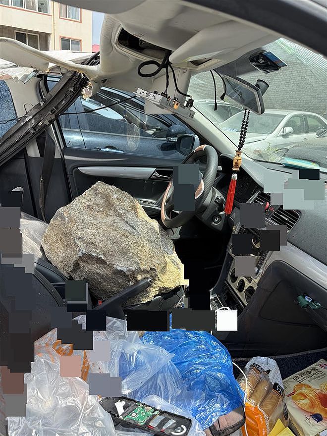 一家四口自驾，车辆被山体落石砸中，36岁父亲当场遇难，当地政府已成立工作专班（组图） - 1