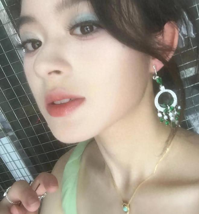 黄杨钿甜晒天价耳环被扒家底,父亲身份曝光后,网友建议彻底严查(组图) - 1