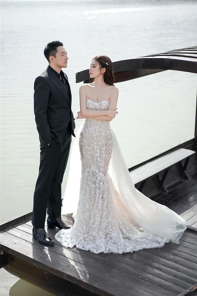 汪小菲马筱梅婚纱照曝光：在长城取景拍摄，草地上甜蜜拥抱（组图） - 9