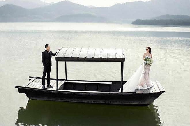 汪小菲马筱梅婚纱照曝光：在长城取景拍摄，草地上甜蜜拥抱（组图） - 12