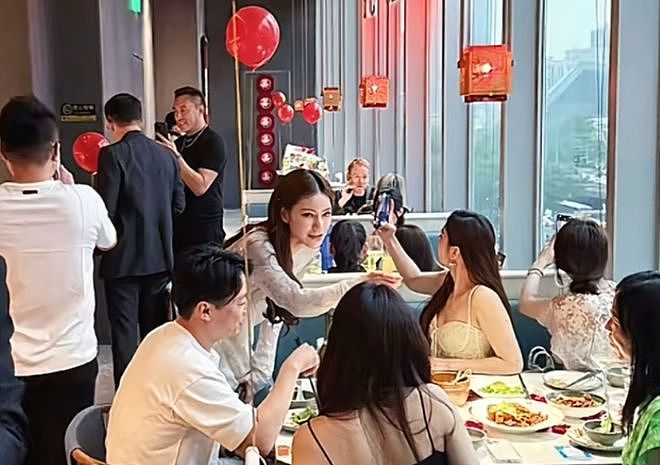 汪小菲婚前聚会曝光!在自家店里发喜糖,马筱梅一看就是女主人(组图) - 2