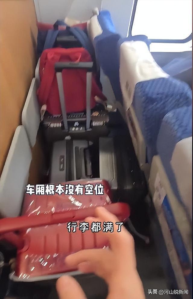 江一燕回大理只抢到站票，占别人位置被撵走，直接坐地上太接地气（组图） - 7