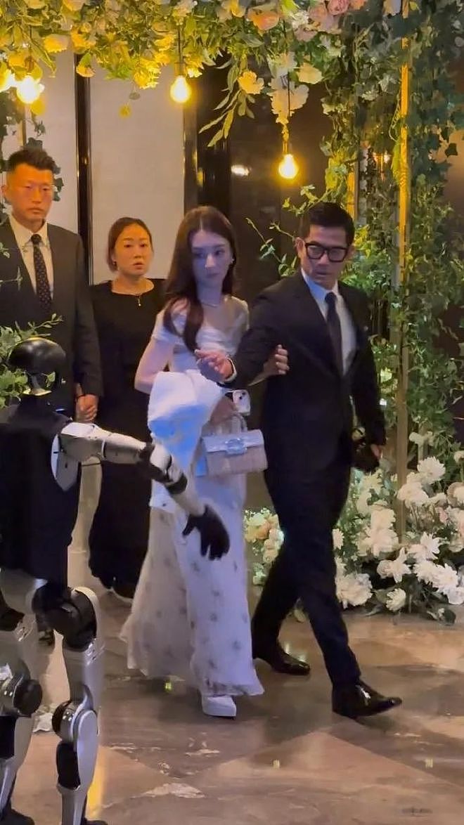 59岁郭富城方媛参加友人婚礼，老夫老妻牵手好恩爱，8年依旧甜蜜（组图） - 2