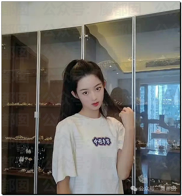 巨瓜！绝美小花黄杨钿甜佩戴价值百万耳环，公务员父亲被质疑涉贪，多方回应（视频/组图） - 27