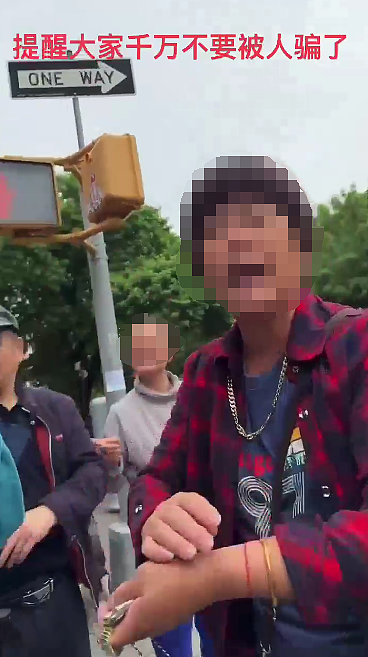 千万当心!闽籍华妇遭遇“试戴项链”骗局,疑似被下迷药(组图) - 3