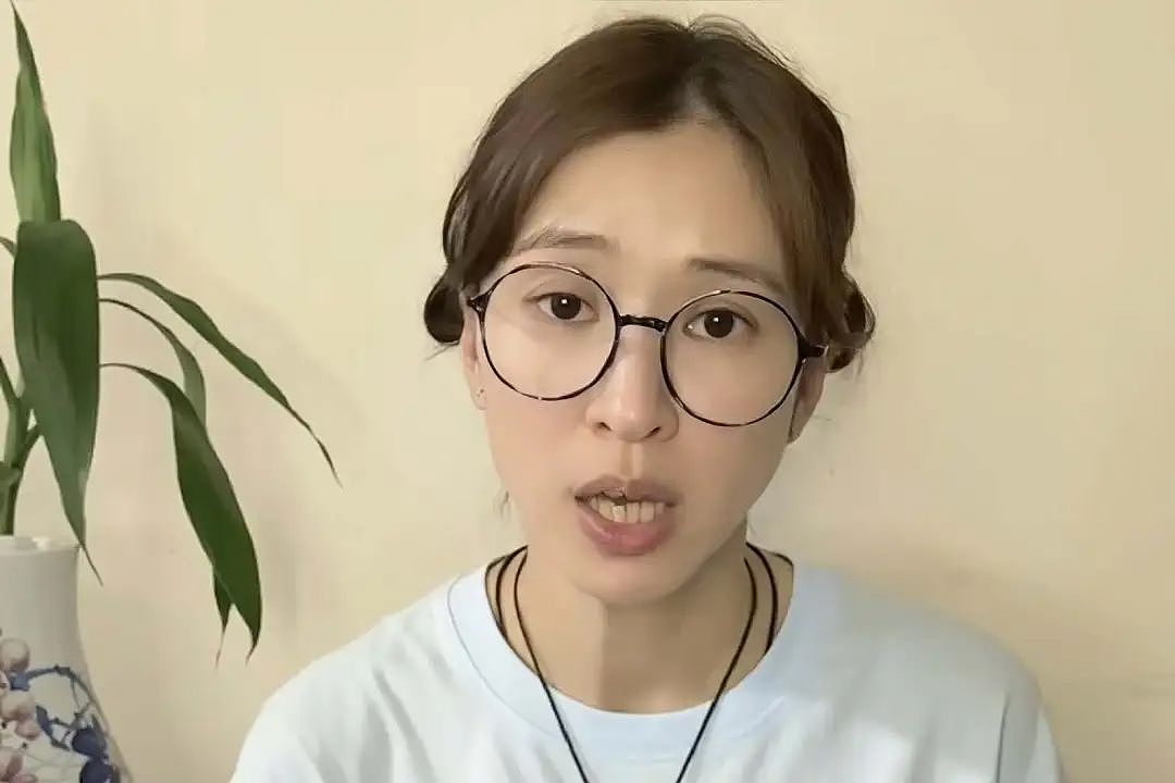 TVB前艺人陈思齐摆摊爆红涨十万粉丝，竟遭朋友背叛，账号归属引起纠纷（组图） - 1
