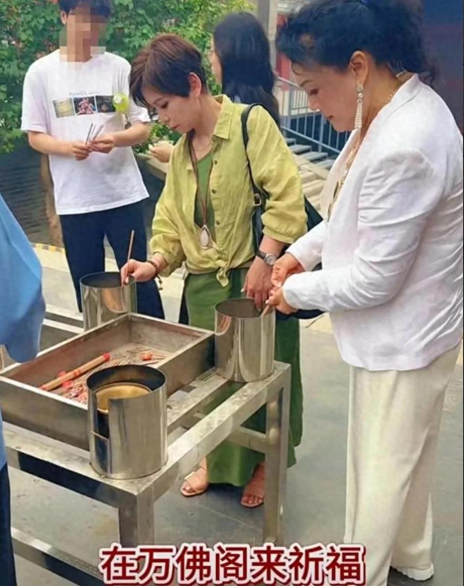 汪小菲马筱梅今日大婚!张兰带亲家北京万佛阁祈福! 北京酒店举行(组图) - 1